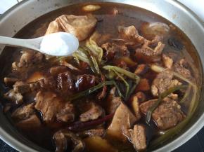 放入2勺（25g）盐调味。