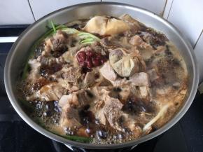 放入1勺（15g）番茄酱和调料包。