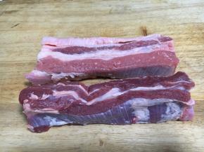 从牛肋条肉的侧身看，牛肋条肉肥瘦相间，这样的肉炖出来软嫩香醇。