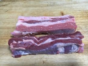 从牛肋条肉的侧身看，牛肋条肉肥瘦相间，这样的肉炖出来软嫩香醇。