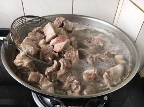 水开后再煮5分钟，然后撇去浮末，捞出牛肉备用。