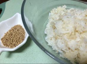 准备好熟米饭、芝麻