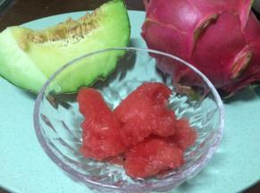 火龙果、西瓜、网纹瓜水果备好