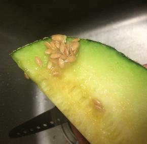 各种水果先洗干净后去皮，去籽