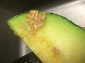 各种水果先洗干净后去皮，去籽