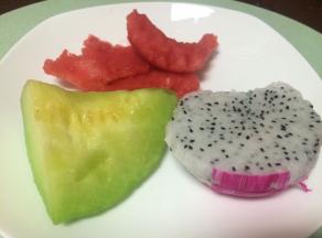 全部处理好的水果备好放一边