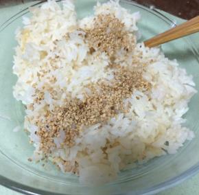 首先米饭加芝麻，加入盐拌匀