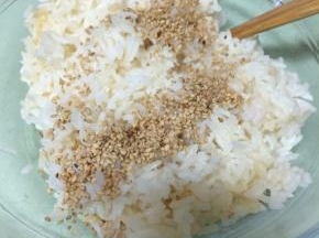 首先米饭加芝麻，加入盐拌匀