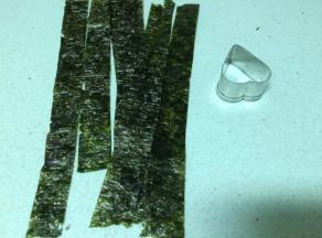 海苔按照磨具的宽度用剪刀剪成细条