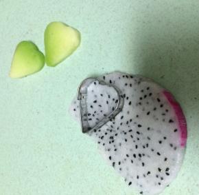 各种水果用磨具在水果上取出漂亮的心形