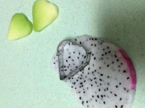 各种水果用磨具在水果上取出漂亮的心形