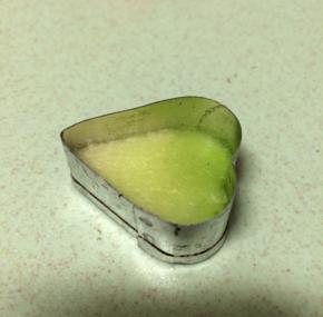 心形水果放入磨具底部