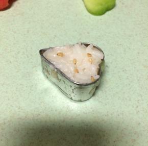 然后戴上手套上层再放入米饭抹平