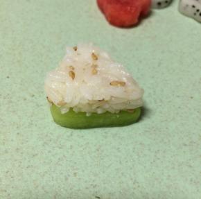 然后手指轻轻往上托出，一个心形水果寿司成型