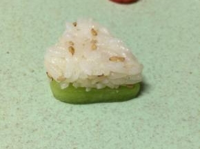 然后手指轻轻往上托出，一个心形水果寿司成型