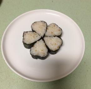 同样方法做出其它水果的形状，每一个周围裹上海苔，摆入盘中