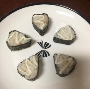 每一个桃心寿司上面涂上适量沙拉酱