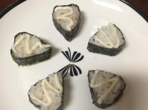 每一个桃心寿司上面涂上适量沙拉酱