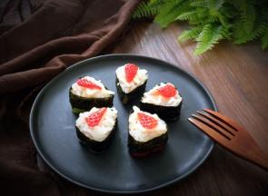 再放入草莓小块装饰一下，水果寿司就完成了，教程分享完毕！