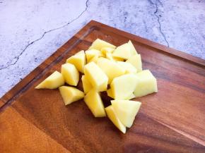 土豆切成滚刀块。