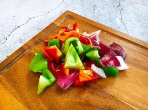 青红椒、洋葱切成块。