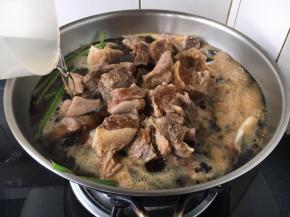 倒入900ml的开水（老汤），请注意是开水！