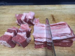 把肉切成5厘米左右的块，切肉时刀要逆着牛肉的纹理切。