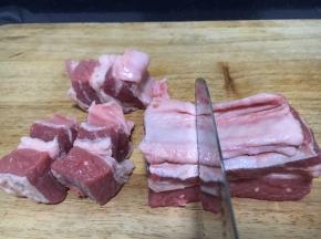 把肉切成5厘米左右的块，切肉时刀要逆着牛肉的纹理切。