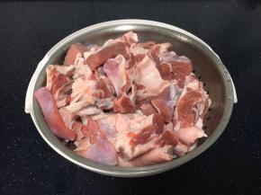 切好的牛肉块放在凉水里浸泡至少半个小时，泡出血水及杂质，然后洗干净。