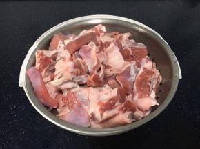 切好的牛肉块放在凉水里浸泡至少半个小时，泡出血水及杂质，然后洗干净。