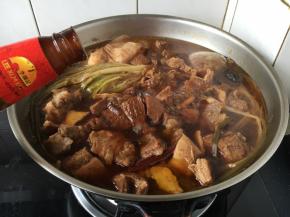 随后倒入20g左右蚝油提鲜。