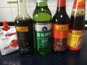 准备调料：番茄酱、生抽、啤酒、老抽、蚝油。