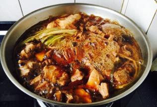 这是炖45分钟后的效果图，然后改大火，收汁（稍稍收汁，让汁浓稠些即可）。