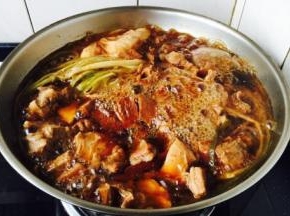 这是炖45分钟后的效果图，然后改大火，收汁（稍稍收汁，让汁浓稠些即可）。