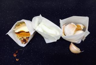 把花椒、小茴、红曲米、蒜、洋葱放入料包里 蒜不用包皮、洋葱切任意形状。