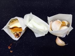 把花椒、小茴、红曲米、蒜、洋葱放入料包里 蒜不用包皮、洋葱切任意形状。