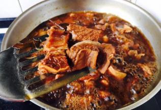 挑出小香葱和其它的调料及调料包，诱人的牛肉就完美出炉啦！