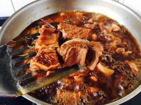 挑出小香葱和其它的调料及调料包，诱人的牛肉就完美出炉啦！