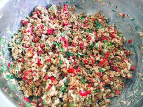 将步骤8调好的料放在素饺子的馅里，用筷子朝一个方向搅匀，馅料调好了备用。