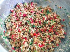 将步骤8调好的料放在素饺子的馅里，用筷子朝一个方向搅匀，馅料调好了备用。