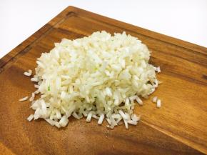 将绿豆芽切成碎末，放入少许的盐，杀一下其中的水分，大约杀5分钟左右。