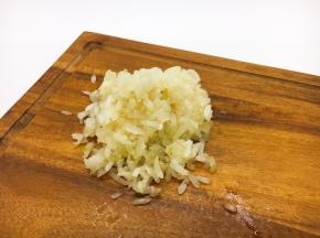 用双手把绿豆芽攥成一个团，用力挤出其水分，然后放1小勺的香油搅拌均匀，锁住绿豆芽的水分，避免包饺子时绿豆芽出汤，影响包饺子的质量。