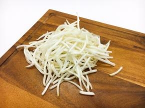 绿豆芽清洗干净后，摘去头和尾。