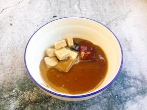 放入1块玫瑰腐乳、6块广合白腐乳、4勺芝麻酱、3勺香油、1小勺虾油，盐少许。