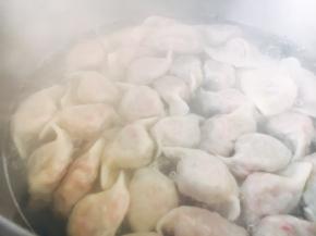 锅里放大量的水，水开后将饺子推入锅里。 一次别煮太多，我每次煮20个左右。 煮饺子时朝一个方向搅动，期间水开后往里倒入一小碗的凉水，这样重复3次。刚下锅后一定先用勺按照顺时针推水，这样饺子就不沉底，不粘锅啦。 这是水开后饺子浮在水面的状态。 饺子煮熟后用笊篱捞出来，控一下水份，然后装盘。