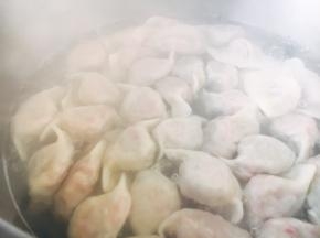 锅里放大量的水，水开后将饺子推入锅里。 一次别煮太多，我每次煮20个左右。 煮饺子时朝一个方向搅动，期间水开后往里倒入一小碗的凉水，这样重复3次。刚下锅后一定先用勺按照顺时针推水，这样饺子就不沉底，不粘锅啦。 这是水开后饺子浮在水面的状态。 饺子煮熟后用笊篱捞出来，控一下水份，然后装盘。