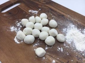 在调馅之前我们把面和好，面不妨多和一些，面要稍微柔软些。 和面时水要分次分量往里加，先把它合成絮状，然后再把面和光滑，盖上锅盖或者保鲜膜静置30分钟。拿出面团再把它们揉匀，取一块小块面团（其它的放回盆里保存），把它用双手搓成长条，再揪成小圆剂子。