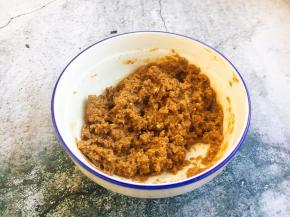 用筷子将其搅拌均匀，使其成为糊状。