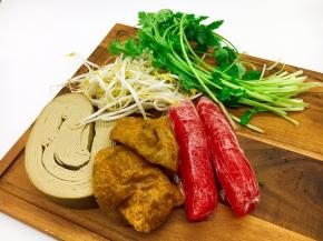 年味素素饺子的主要食材有香干、面筋、绿豆芽、香菜、红色粉皮。面筋可用油条代替。