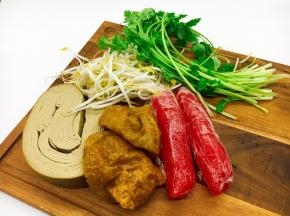 年味素素饺子的主要食材有香干、面筋、绿豆芽、香菜、红色粉皮。面筋可用油条代替。
